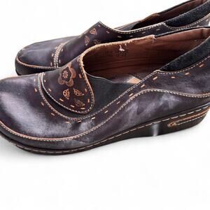 L'artiste brown leather clogs